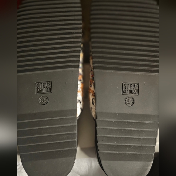 Steve Madden Black and Gold Mules with Rounded Toe - Picture 2 of 2